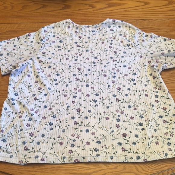 Top ladies plus size flower print short sleeves Sz 3x - Picture 4 of 5